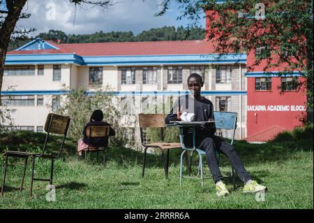 230611 -- ITEN, 11 giugno 2023 -- il corridore keniota Kelvin Kimtai Chepsigor R è stato visto alla Kisii University di Kisii, Kenya, il 6 giugno 2023. Verso le 6:00, la prima luce del mattino risplende sull'arco storico scritto con Home of Champions a Iten, i corridori si sono riuniti qui per salutarsi con un pugno, allungare i muscoli e prepararsi per la prima sessione di allenamento della giornata. Con un'altitudine media di 2.400 metri, Iten si trova nella parte occidentale del Kenya, vicino alla Great Rift Valley dell'Africa orientale. È un luogo ideale per l'allenamento di corsa su lunghe distanze ed è la culla di molte aziende di classe media Foto Stock