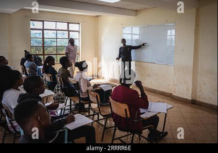 230611 -- ITEN, 11 giugno 2023 -- il corridore keniota Kelvin Kimtai Chepsigor TOP, R della Kisii University tiene una presentazione alla Kisii University di Kisii, Kenya, il 6 giugno 2023. Verso le 6:00, la prima luce del mattino risplende sull'arco storico scritto con Home of Champions a Iten, i corridori si sono riuniti qui per salutarsi con un pugno, allungare i muscoli e prepararsi per la prima sessione di allenamento della giornata. Con un'altitudine media di 2.400 metri, Iten si trova nella parte occidentale del Kenya, vicino alla Great Rift Valley dell'Africa orientale. È un luogo ideale per l'allenamento di corsa a lunga distanza Foto Stock