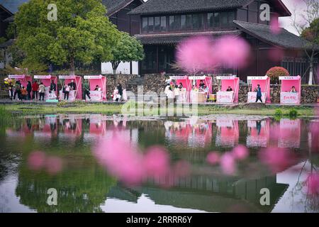 230611 -- HANGZHOU, 11 giugno 2023 -- i turisti visitano un giardino di pesca nel villaggio di Gaocheng, città di Hangzhou, provincia di Zhejiang nella Cina orientale, 25 marzo 2023. Dal 2003, Zhejiang, situata nel delta del fiume Yangtze, ha attuato un programma di risveglio verde rurale per la revisione dell'ambiente di vita dei villaggi, che è stato assegnato al programma UNEP Champions of the Earth nel settembre 2018. Per vent'anni il programma ha creato migliaia di bellissimi villaggi e ha cambiato radicalmente il volto della campagna provinciale. CHINA-ZHEJIANG-RURAL GREEN REVIVAL PROGRAM-VILLAGESCN J Foto Stock