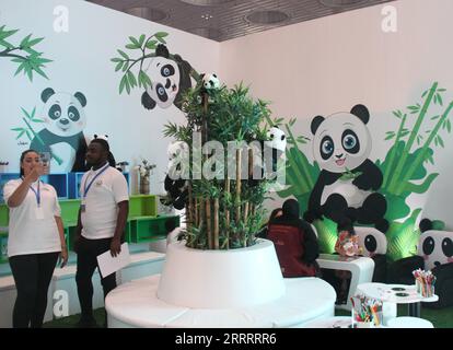 230613 -- DOHA, 13 giugno 2023 -- le persone visitano una zona interattiva a tema panda alla 32a Doha International Book Fair a Doha, Qatar, 12 giugno 2023. Un totale di 500 editori provenienti da circa 37 paesi parteciperanno alla Fiera Internazionale del Libro di Doha che si terrà fino al 21 giugno, secondo l'agenzia statale Qatar News Agency. Foto di /Xinhua QATAR-DOHA-BOOK FAIR WangxQiang PUBLICATIONxNOTxINxCHN Foto Stock