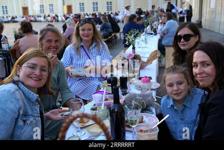 230612 -- PRAGA, 12 giugno 2023 -- la gente partecipa a un lungo evento al Castello di Praga a Praga, Repubblica Ceca, il 12 giugno 2023. Un tavolo lungo circa 400 metri a forma di cuore è stato allestito intorno a St Cattedrale di Vito al Castello di Praga il lunedì. I residenti e i visitatori di Praga sono stati accolti per partecipare all'evento con i propri piatti e condividerli con gli altri. Foto di /Xinhua REPUBBLICA CECA-PRAGA-EVENTO TAVOLO LUNGO DanaxKesnerova PUBLICATIONxNOTxINxCHN Foto Stock