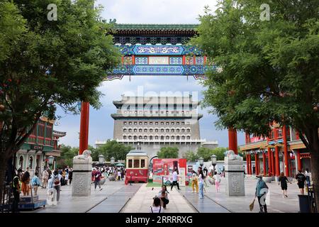 230613 -- PECHINO, 13 giugno 2023 -- la gente visita Qianmen Street nel centro di Pechino, capitale della Cina, 11 giugno 2023. Creato per la prima volta nella dinastia Yuan 1271-1368, l'asse centrale di Pechino, o Zhongzhouxian, si estende per 7,8 chilometri tra la porta Yongding Yongdingmen nel sud della città e la Torre del tamburo e la Torre Campanaria nel nord. La maggior parte dei principali edifici della città vecchia di Pechino si trovano lungo questo asse. Quattordici luoghi storici lungo l'asse, tra cui Qianmen, la città Proibita, il Parco Jingshan, le Torri del tamburo e della Campana e Piazza Tian anmen sono stati identificati come il sito principale del patrimonio culturale Foto Stock