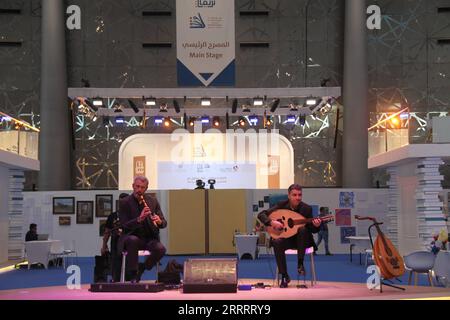 230613 -- DOHA, 13 giugno 2023 -- gli artisti si esibiscono sul palco principale della 32a Doha International Book Fair a Doha, Qatar, 12 giugno 2023. Un totale di 500 editori provenienti da circa 37 paesi parteciperanno alla Fiera Internazionale del Libro di Doha che si terrà fino al 21 giugno, secondo l'agenzia statale Qatar News Agency. Foto di /Xinhua QATAR-DOHA-BOOK FAIR WangxQiang PUBLICATIONxNOTxINxCHN Foto Stock