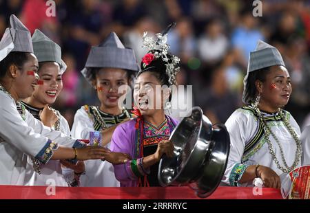 230613 -- PECHINO, 13 giugno 2023 -- Una donna in abito etnico applaude per i giocatori durante una partita di calcio Village Super League nella contea di Rongjiang nella provincia di Guizhou del sud-ovest della Cina il 9 giugno 2023. Xinhua titoli: Gli sport rurali creano sensazioni virali e reali in Cina YangxWenbin PUBLICATIONxNOTxINxCHN Foto Stock