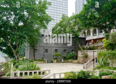 230613 -- CHONGQING, 13 giugno 2023 -- i turisti visitano l'Opening Port Heritage Park di Chongqing, nel sud-ovest della Cina, a Chongqing, 9 giugno 2023. Un edificio occidentale a tre piani coperto da tradizionali creste cinesi sul tetto che brillano nell'Opening Port Heritage Park di Chongqing sulla riva sud del fiume Yangtze nella municipalità di Chongqing nella Cina sud-occidentale. Costruita nel 1896 dall'uomo d'affari britannico Archibald John Little, la struttura una volta operava come una rinomata azienda straniera a Chongqing. La piccola impresa fu anche la prima azienda straniera a Chongqing quando Chongqing aprì il suo porto. Parlava poco cinese ed eravamo noi Foto Stock