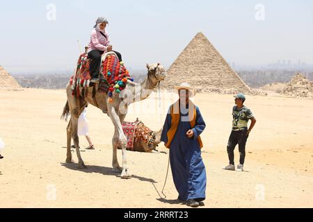 230613 -- CAIRO, 13 giugno 2023 -- i turisti visitano le piramidi di Giza a Giza, Egitto, 12 giugno 2023. PER ANDARE CON la caratteristica: I turisti spaccati in Egitto mentre i costi di viaggio si tuffano tra il deprezzamento della valuta EGITTO-CAIRO-BOOM TURISTICO AhmedxGomaa PUBLICATIONxNOTxINxCHN Foto Stock