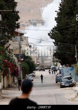 230613 -- NABLUS, 13 giugno 2023 -- il fumo sorge a seguito di un raid dell'esercito israeliano nel campo profughi di Balata vicino alla città settentrionale di Nablus, nella Cisgiordania, il 13 giugno 2023. Un palestinese è stato ucciso e altri otto feriti martedì durante gli scontri con i soldati israeliani in Cisgiordania, ha detto il ministero della salute palestinese. Fares Hashash, 19 anni, è morto nello scontro dopo essere stato colpito da soldati israeliani nel campo profughi di Balata, ha detto il ministero in una dichiarazione stampa. Gli otto palestinesi feriti sono stati trasferiti all'ospedale di Nablus per cure mediche urgenti e due di loro erano in grave cond Foto Stock