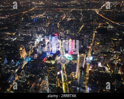 230614 -- NANCHINO, 14 giugno 2023 -- questa foto aerea scattata il 12 giugno 2023 mostra una vista notturna di Nanchino, nella provincia di Jiangsu della Cina orientale. Nanchino, la capitale di sei dinastie nell'antica Cina, ha una ricca accumulazione culturale e paesaggi culturali unici. CHINA-JIANGSU-NANCHINO-SCENARIO CN JixChunpeng PUBLICATIONxNOTxINxCHN Foto Stock