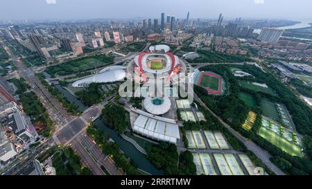 230614 -- NANCHINO, 14 giugno 2023 -- questa foto aerea scattata il 13 giugno 2023 mostra il Centro Olimpico di Nanchino a Nanchino, nella provincia di Jiangsu nella Cina orientale. Nanchino, la capitale di sei dinastie nell'antica Cina, ha una ricca accumulazione culturale e paesaggi culturali unici. CHINA-JIANGSU-NANCHINO-SCENARIO CN LixBo PUBLICATIONxNOTxINxCHN Foto Stock