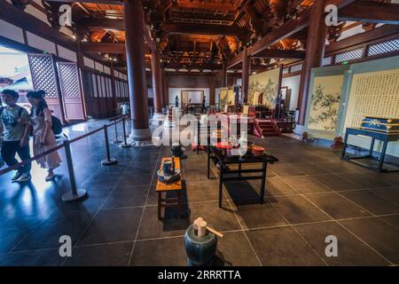 230614 -- HANGZHOU, 14 giugno 2023 -- le persone visitano il Museo delle rovine del Palazzo Deshou della dinastia Song meridionale a Hangzhou, nella provincia dello Zhejiang della Cina orientale, 6 giugno 2023. Hangzhou, con il suo ricco patrimonio culturale e la bellezza naturale mozzafiato, si è affermata come una città imperdibile per gli appassionati di viaggi. CHINA-ZHEJIANG-HANGZHOU-TIME-HONED CITY CN XUXYU PUBLICATIONXNOTXINXCHN Foto Stock