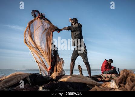 230615 -- MWANZA, 15 giugno 2023 -- i pescatori pescano nel lago Victoria nella regione di Mwanza, Tanzania, il 12 giugno 2023. Il lago Victoria, situato nella Great Rift Valley dell'Africa orientale, è il più grande lago d'acqua dolce dell'Africa e il secondo lago d'acqua dolce più grande del mondo. La pesca è la principale industria nell'area del lago, con un valore di produzione annuo di 600 milioni di dollari. È una fonte essenziale di cibo e reddito per i residenti lungo il lago. TANZANIA-MWANZA-LAGO VICTORIA-FISHERMAN WangxGuansen PUBLICATIONxNOTxINxCHN Foto Stock