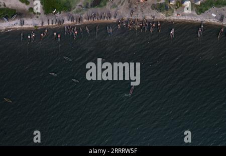 230615 -- MWANZA, 15 giugno 2023 -- questa foto scattata il 14 giugno 2023 mostra barche da pesca lungo la riva del lago Victoria nella regione di Mwanza, Tanzania. Il lago Victoria, situato nella Great Rift Valley dell'Africa orientale, è il più grande lago d'acqua dolce dell'Africa e il secondo lago d'acqua dolce più grande del mondo. La pesca è la principale industria nell'area del lago, con un valore di produzione annuo di 600 milioni di dollari. È una fonte essenziale di cibo e reddito per i residenti lungo il lago. TANZANIA-MWANZA-LAGO VICTORIA-FISHERMAN WangxGuansen PUBLICATIONxNOTxINxCHN Foto Stock