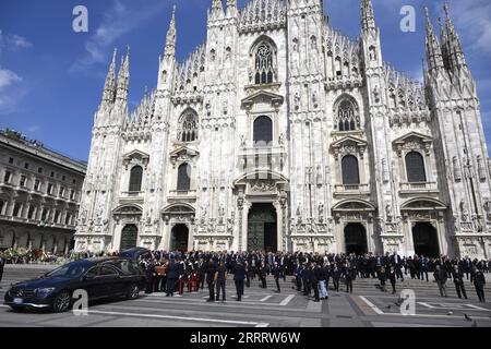 230614 -- MILANO ITALIA, 14 giugno 2023 -- lo scrigno di Silvio Berlusconi lascia il Duomo di Milano a Milano, Italia, il 14 giugno 2023. Migliaia di lutto hanno riempito la zona intorno al Duomo di Milano a Milano mercoledì per salutare Silvio Berlusconi, magnate dei media italiani ed ex primo ministro morto lunedì all'età di 86 anni. Foto di /Xinhua ITALIA-MILANO-BERLUSCONI-FUNERALE DI STATO AlbertoxLingria PUBLICATIONxNOTxINxCHN Foto Stock