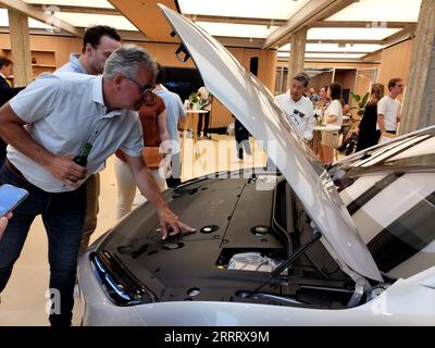 230616 -- ROTTERDAM, 16 giugno 2023 -- la gente guarda un veicolo elettrico EL6 lanciato dalla casa automobilistica cinese NIO a Rotterdam, nei Paesi Bassi, il 15 giugno 2023. Giovedì NIO ha presentato due nuovi modelli, EL6 ed ET5 Touring, per il mercato europeo. PAESI BASSI-ROTTERDAM-NIO-LANCIO WangxXiangjiang PUBLICATIONxNOTxINxCHN Foto Stock