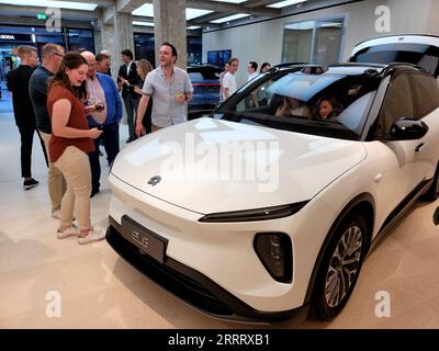 230616 -- ROTTERDAM, 16 giugno 2023 -- la gente guarda un veicolo elettrico EL6 lanciato dalla casa automobilistica cinese NIO a Rotterdam, nei Paesi Bassi, il 15 giugno 2023. Giovedì NIO ha presentato due nuovi modelli, EL6 ed ET5 Touring, per il mercato europeo. PAESI BASSI-ROTTERDAM-NIO-LANCIO WangxXiangjiang PUBLICATIONxNOTxINxCHN Foto Stock