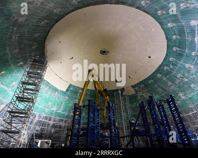 230615 -- JIANGMEN, 15 giugno 2023 -- questa foto scattata il 15 giugno 2023 mostra il cantiere dell'osservatorio sotterraneo dei neutrini a Jiangmen, nella provincia del Guangdong nel sud della Cina. A Jiangmen è in costruzione un osservatorio di neutrini, a 700 metri sotto terra. La costruzione del rilevatore centrale è prevista per il 2024. Uno dei suoi obiettivi principali di questo osservatorio è quello di determinare la gerarchia di massa dei neutrini. EyesonSciCHINA-GUANGDONG-JIANGMEN-OSSERVATORIO SOTTERRANEO DEI NEUTRINI CN DengxHua PUBLICATIONxNOTxINxCHN Foto Stock