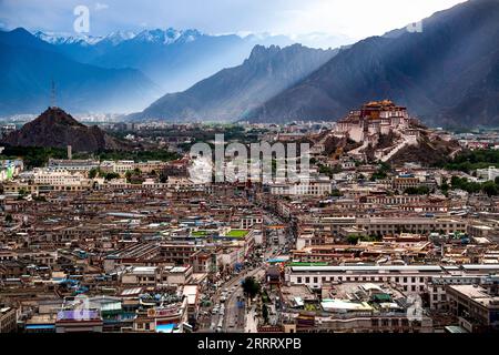 230616 -- LHASA, 16 giugno 2023 -- questa foto scattata il 15 giugno 2023 mostra una vista della città a Lhasa, nella regione autonoma del Tibet del sud-ovest della Cina. I dati ufficiali mostrano che il Tibet ha ricevuto oltre 157,6 milioni di turisti dal paese e dall'estero, e ha raggiunto un reddito turistico di 212,6 miliardi di yuan 29,8 miliardi di dollari statunitensi dal 2016 al 2020, 2,3 volte e 2,4 volte quello dei cinque anni precedenti, rispettivamente, che ha aiutato a sollevare 75.000 residenti impoveriti registrati dalla povertà. La regione ha ricevuto più di 11,73 milioni di arrivi turistici nei primi cinque mesi di quest'anno, un aumento di quasi 45 percen Foto Stock