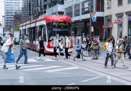 230616 -- TORONTO, 16 giugno 2023 -- la gente cammina in una strada a Toronto, Ontario, Canada, il 16 giugno 2023. La popolazione del Canada ha raggiunto un traguardo di 40 milioni al 16 giugno 2023, Statistics Canada ha annunciato venerdì. Foto di /Xinhua CANADA-TORONTO-POPULATION-40 MILLION ZouxZheng PUBLICATIONxNOTxINxCHN Foto Stock