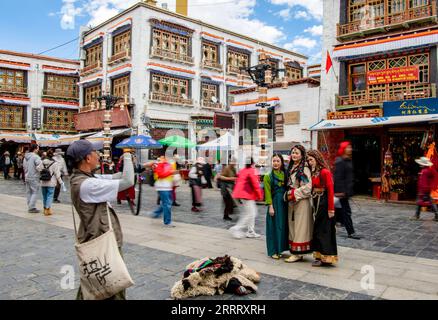 230616 -- LHASA, 16 giugno 2023 -- i turisti in costumi tradizionali tibetani si pongono per le foto a Lhasa, regione autonoma del Tibet nel sud-ovest della Cina, 13 giugno 2023. I dati ufficiali mostrano che il Tibet ha ricevuto oltre 157,6 milioni di turisti dal paese e dall'estero, e ha raggiunto un reddito turistico di 212,6 miliardi di yuan 29,8 miliardi di dollari statunitensi dal 2016 al 2020, 2,3 volte e 2,4 volte quello dei cinque anni precedenti, rispettivamente, che ha aiutato a sollevare 75.000 residenti impoveriti registrati dalla povertà. La regione ha ricevuto più di 11,73 milioni di arrivi turistici nei primi cinque mesi di quest'anno, un aumento Foto Stock