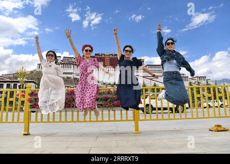 230616 -- LHASA, 16 giugno 2023 -- i turisti si pongono per delle foto davanti al Palazzo Potala a Lhasa, nella regione autonoma del Tibet della Cina sud-occidentale, 15 giugno 2023. I dati ufficiali mostrano che il Tibet ha ricevuto oltre 157,6 milioni di turisti dal paese e dall'estero, e ha raggiunto un reddito turistico di 212,6 miliardi di yuan 29,8 miliardi di dollari statunitensi dal 2016 al 2020, 2,3 volte e 2,4 volte quello dei cinque anni precedenti, rispettivamente, che ha aiutato a sollevare 75.000 residenti impoveriti registrati dalla povertà. La regione ha ricevuto più di 11,73 milioni di arrivi turistici nei primi cinque mesi di quest'anno, un aumento Foto Stock