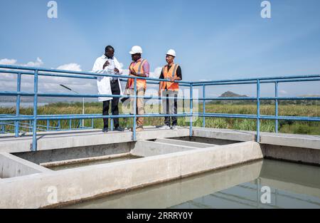 230617 -- MWANZA, 17 giugno 2023 -- KelvinC lavora in un nuovo stabilimento idrico a Misungwi, nella regione di Mwanza, Tanzania, 12 giugno 2023. La regione di Mwanza si trova nel nord-ovest della Tanzania, al confine con le sponde meridionali del lago Victoria, il più grande lago d'acqua dolce in Africa e il secondo più grande al mondo. Sfortunatamente, a causa di infrastrutture inadeguate, i residenti che vivono lungo il lago hanno dovuto affrontare problemi di scarsità d'acqua. Kelvin Josephat Kituruka, nativo di Mwanza, si è Unito alla China Civil Engineering Construction Corporation CCECC come ingegnere di qualità dopo aver completato i suoi studi a Dar es Sal Foto Stock