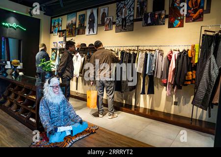 230619 -- LHASA, 19 giugno 2023 -- le persone scelgono abiti in un negozio di moda in stile tibetano a Lhasa, capitale della regione Autonoma del Tibet del sud-ovest della Cina, 18 giugno 2023. Dal VII secolo, la città di Lhasa gradualmente emerse nel cuore dell'altopiano, annidato nella valle del fiume Lhasa -- un affluente del fiume Yarlung Tsangpo. La ricca storia della città si estende per secoli, caratterizzata da strati di patrimonio culturale, favorendo così una cultura distintiva dell'altopiano che abbraccia la diversità e l'inclusività. Questa notevole cultura dell'altopiano esemplifica la vibrante vitalità dei cinesi Foto Stock