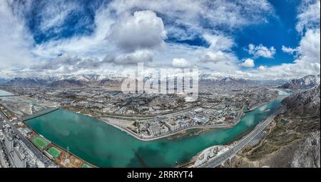 230619 -- LHASA, 19 giugno 2023 -- questa foto panoramica aerea scattata il 30 marzo 2023 mostra una vista della città di Lhasa nella regione autonoma del Tibet della Cina sud-occidentale. Dal VII secolo, la città di Lhasa gradualmente emerse nel cuore dell'altopiano, annidato nella valle del fiume Lhasa -- un affluente del fiume Yarlung Tsangpo. La ricca storia della città si estende per secoli, caratterizzata da strati di patrimonio culturale, favorendo così una cultura distintiva dell'altopiano che abbraccia la diversità e l'inclusività. Questa notevole cultura dell'altopiano esemplifica la vibrante vitalità del culto cinese Foto Stock