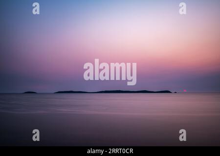 Tramonto sull'isola di Ons in Galizia, un'isola designata area di protezione speciale per gli uccelli nel 2001 dall'Unione europea. Foto Stock