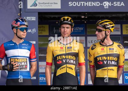 I piloti del team Jumbo Visma alla 6a tappa del Tour of Britain partono a Southend on Sea, Essex, Regno Unito. Wout van Aert nella maglia dei leader Foto Stock