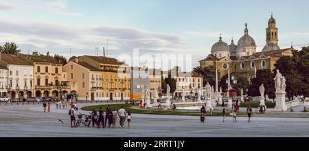 Vista della Basilica di Sant'Antonio, del canale, dei monumenti e delle case che circondano Prato della Valle, piazza principale nel centro storico di Padova, Italia - 8 agosto 20 Foto Stock