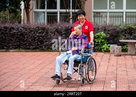 230623 -- CHANGSHA, 23 giugno 2023 -- Un membro del personale si prende cura di un residente anziano su una sedia a rotelle in un centro di assistenza sociale nella contea di Hanshou della città di Changde, nella provincia di Hunan, nella Cina centrale, 20 giugno 2023. La città di Changde ha intensificato gli sforzi per sviluppare un sistema di servizi di assistenza agli anziani composto principalmente da cure domestiche, servizi comunitari, cure istituzionali e mediche. CHINA-HUNAN-CHANGDE-SERVIZI DI ASSISTENZA AGLI ANZIANI CN CHENXSIHAN PUBLICATIONXNOTXINXCHN Foto Stock