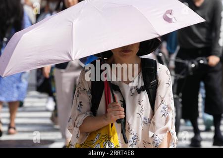 230629 -- TOKYO, 29 giugno 2023 -- Un riparo pedonale dal sole sotto un ombrello durante il caldo a Tokyo, in Giappone, 29 giugno 2023. GIAPPONE-TOKYO-CLIMA CALDO ZhangxXiaoyu PUBLICATIONxNOTxINxCHN Foto Stock