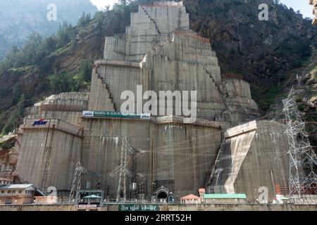 30 agosto 2023, Himachal Pradesh, India. Progetto idroelettrico Baspa II di JSW sul fiume Satluj a Kinnaur, Himachal Pradesh Foto Stock