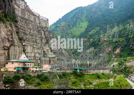 30 agosto 2023, Himachal Pradesh, India. Karcham Wangtoo Hydroelectric Plant: Una centrale elettrica fluviale sul fiume Sutlej a Himachal Prade Foto Stock