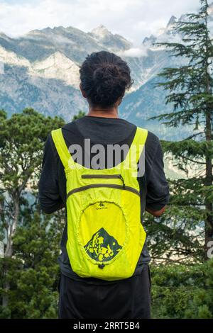 30 agosto 2023, Himachal Pradesh, India. Un escursionista che osserva le montagne alpine della Kalpa Valley nell'Himachal Pradesh, con un pacchetto da giorno. Foto Stock