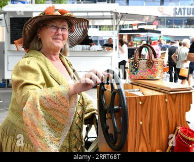 230701 -- BERLINO, 1 luglio 2023 -- Un organo a canna si esibisce durante il festival internazionale dell'organo a canna a Berlino, in Germania, il 1° luglio 2023. Un totale di oltre 140 suonatori di organo a botte intratterranno i visitatori con i loro strumenti qui dal venerdì alla domenica. GERMANIA-BERLINO-BARREL ORGANO FESTIVAL RenxPengfei PUBLICATIONxNOTxINxCHN Foto Stock