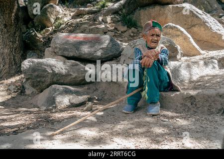 30 agosto 2023, Himachal Pradesh, India. Anziana donna Himachali che indossa un abbigliamento tradizionale nelle zone rurali dell'Himachal Pradesh. Foto Stock