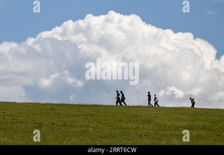 230702 -- HULUN BUIR, 2 luglio 2023 -- People Walk on the Grassland in Hulun Buir, regione autonoma della Mongolia interna della Cina settentrionale, 1 luglio 2023. CHINA-INNER MONGOLIA-HULUN BUIR-VIEW CN LIANXZHEN PUBLICATIONXNOTXINXCHN Foto Stock