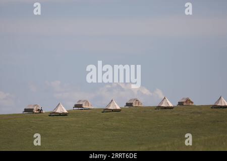 230702 -- HULUN BUIR, 2 luglio 2023 -- questa foto scattata il 1° luglio 2023 mostra le case in Hulun Buir, regione autonoma della Mongolia interna della Cina settentrionale. CHINA-INNER MONGOLIA-HULUN BUIR-VIEW CN CHENGXTINGTING PUBLICATIONXNOTXINXCHN Foto Stock