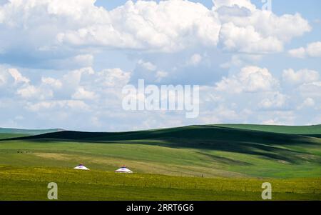 230702 -- HULUN BUIR, 2 luglio 2023 -- questa foto scattata il 1° luglio 2023 mostra due yurte sulla prateria di Hulun Buir, nella regione autonoma della Mongolia interna della Cina settentrionale. CHINA-INNER MONGOLIA-HULUN BUIR-VIEW CN LIANXZHEN PUBLICATIONXNOTXINXCHN Foto Stock