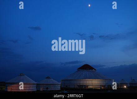 230702 -- HULUN BUIR, 2 luglio 2023 -- questa foto scattata il 26 giugno 2023 mostra le yurte sulla prateria di Hulun Buir, nella regione autonoma della Mongolia interna della Cina settentrionale. CHINA-INNER MONGOLIA-HULUN BUIR-VIEW CN LANXHONGGUANG PUBLICATIONXNOTXINXCHN Foto Stock