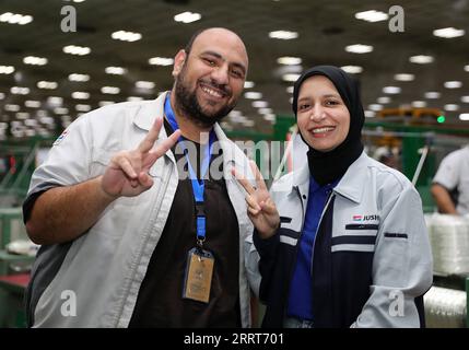 230703 -- CAIRO, 3 luglio 2023 -- Dina Mahmoud, vicedirettrice del dipartimento di pianificazione e logistica, posa per una foto con suo marito Abdallah, vicedirettrice del laboratorio di feltro, a Jushi Egypt a Suez, Egitto, 26 giugno 2023. ANDARE CON la caratteristica: Dal tecnico all'esecutivo: Un giovane percorso egiziano verso il successo nell'ambito della cooperazione BRI EGITTO-BRI-JUSHI EGYPT WangxDongzhen PUBLICATIONxNOTxINxCHN Foto Stock