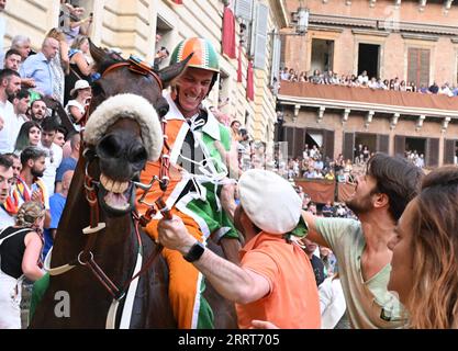 230703 -- SIENA, 3 luglio 2023 -- Jockey Giovanni Atzeni festeggia dopo aver vinto il Palio a Siena, 2 luglio 2023. Il Palio di Siena, o Palio di Siena in italiano, è una storica corsa ippica che si svolge due volte l'anno a Siena dal 1656. Foto di /Xinhua ITALIA-SIENA-CORSA DI CAVALLI AlbertoxLingria PUBLICATIONxNOTxINxCHN Foto Stock