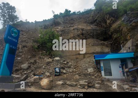 30 agosto 2023, Himachal Pradesh, India. Stazione di servizio danneggiata a Himachal Pradesh, India, devastata dalla frana Foto Stock