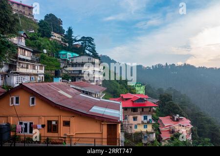 30 agosto 2023, Himachal Pradesh, India. Scenic Shimla, Himachal Pradesh: Costruzioni collinari, sia commerciali che residenziali. Foto Stock