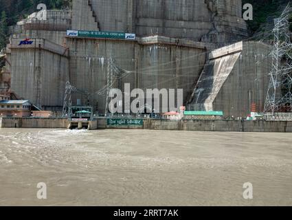 30 agosto 2023, Himachal Pradesh, India. Progetto idroelettrico Baspa II di JSW sul fiume Satluj a Kinnaur, Himachal Pradesh Foto Stock