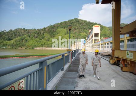 230704 -- VIENTIANE, 4 luglio 2023 -- Nouphet Thongsakda L e Phavady Nalathone camminano sulla diga della centrale idroelettrica Nam Ou 1 investita dalla Power Construction Corporation of China PowerChina a Luang Prabang, Laos, il 16 giugno 2023. Trovare un partner di vita mentre insegue i sogni di carriera non è facile, ma una giovane coppia nel nord del Laos fortunatamente ha ottenuto entrambi quando lavora per la PowerChina. ANDARE CON caratteristiche: Giovani coppie tessono sogni, amore al progetto Belt and Road in Laos foto di /Xinhua LAOS-LUANG PRABANG-BRI-POWERCHINA-GIOVANE COPPIA KaikeoxSaiyasane PUBLICATIONxNOTxINxCHN Foto Stock