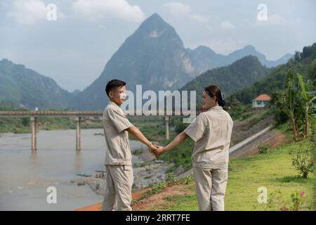 230704 -- VIENTIANE, 4 luglio 2023 -- Nouphet Thongsakda L e Phavady Nalathone posano per le foto alla centrale idroelettrica di Nam Ou 1 investita dalla Power Construction Corporation of China PowerChina a Luang Prabang, Laos, il 16 giugno 2023. Trovare un partner di vita mentre insegue i sogni di carriera non è facile, ma una giovane coppia nel nord del Laos fortunatamente ha ottenuto entrambi quando lavora per la PowerChina. ANDARE CON caratteristiche: Giovani coppie tessono sogni, amore al progetto Belt and Road in Laos foto di /Xinhua LAOS-LUANG PRABANG-BRI-POWERCHINA-GIOVANE COPPIA KaikeoxSaiyasane PUBLICATIONxNOTxINxCHN Foto Stock