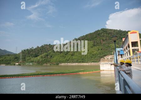 230704 -- VIENTIANE, 4 luglio 2023 -- Nouphet Thongsakda L e Phavady Nalathone parlano della diga della centrale idroelettrica Nam Ou 1 investita dalla Power Construction Corporation of China PowerChina a Luang Prabang, Laos, il 16 giugno 2023. Trovare un partner di vita mentre insegue i sogni di carriera non è facile, ma una giovane coppia nel nord del Laos fortunatamente ha ottenuto entrambi quando lavora per la PowerChina. ANDARE CON caratteristiche: Giovani coppie tessono sogni, amore al progetto Belt and Road in Laos foto di /Xinhua LAOS-LUANG PRABANG-BRI-POWERCHINA-GIOVANE COPPIA KaikeoxSaiyasane PUBLICATIONxNOTxINxCHN Foto Stock