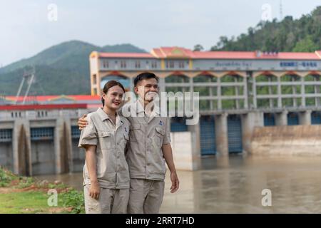 230704 -- VIENTIANE, 4 luglio 2023 -- Nouphet Thongsakda R e Phavady Nalathone posano per le foto alla centrale idroelettrica di Nam Ou 1 investita dalla Power Construction Corporation of China PowerChina a Luang Prabang, Laos, il 16 giugno 2023. Trovare un partner di vita mentre insegue i sogni di carriera non è facile, ma una giovane coppia nel nord del Laos fortunatamente ha ottenuto entrambi quando lavora per la PowerChina. ANDARE CON caratteristiche: Giovani coppie tessono sogni, amore al progetto Belt and Road in Laos foto di /Xinhua LAOS-LUANG PRABANG-BRI-POWERCHINA-GIOVANE COPPIA KaikeoxSaiyasane PUBLICATIONxNOTxINxCHN Foto Stock